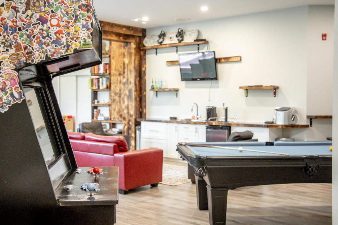 Ski In Ski Out With Huge Game Room And Hot Tub 페르니 외부 사진