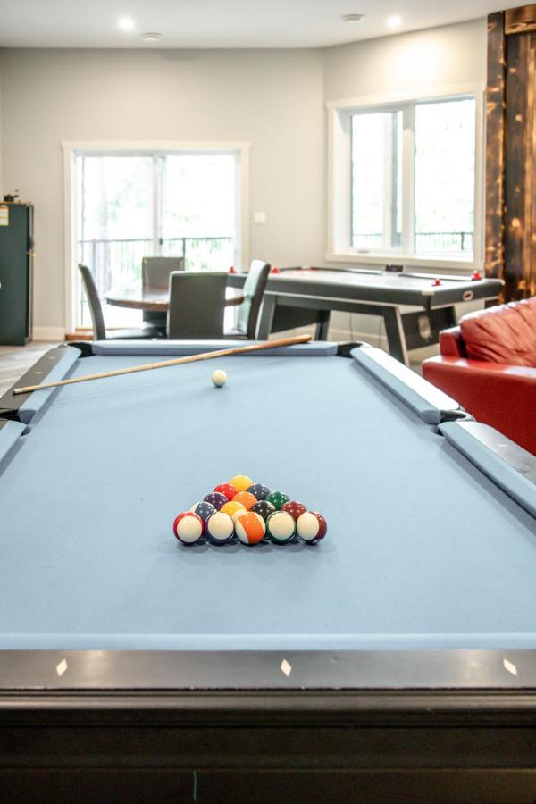 Ski In Ski Out With Huge Game Room And Hot Tub 페르니 외부 사진